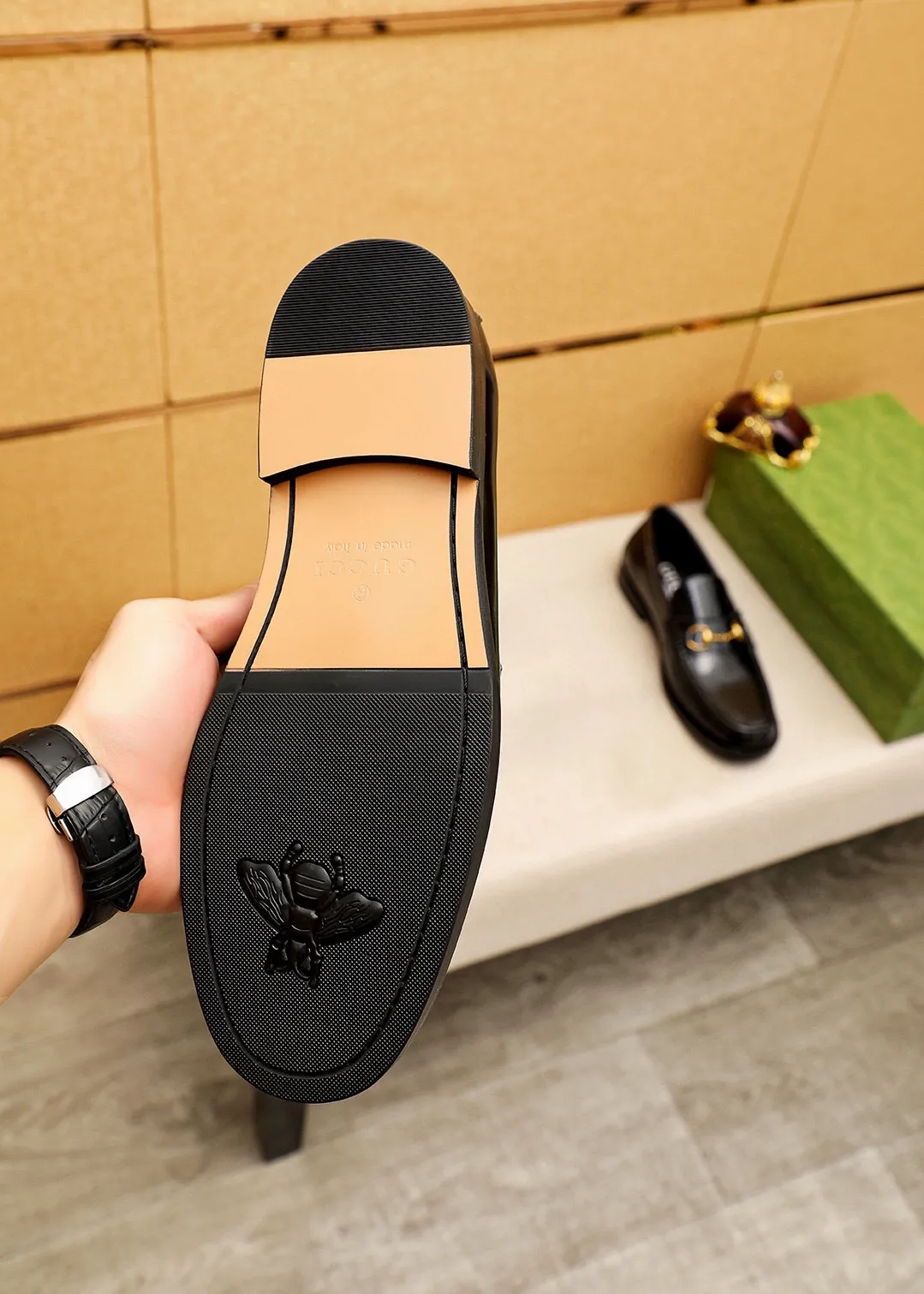 Men's shoes 💰460 💐 Product trademark: GUCCI "Gucci" casual leather shoes Regular size: 38-44 (45🉑️customized) Product materials: Selected imported first-layer open-edge beaded cowhide leather upper + luxury hardware buckle, imported water-dyed cowhide leather lining. Strong three-dimensional visual effect, original combination outsole Color: 3⃣️colors available